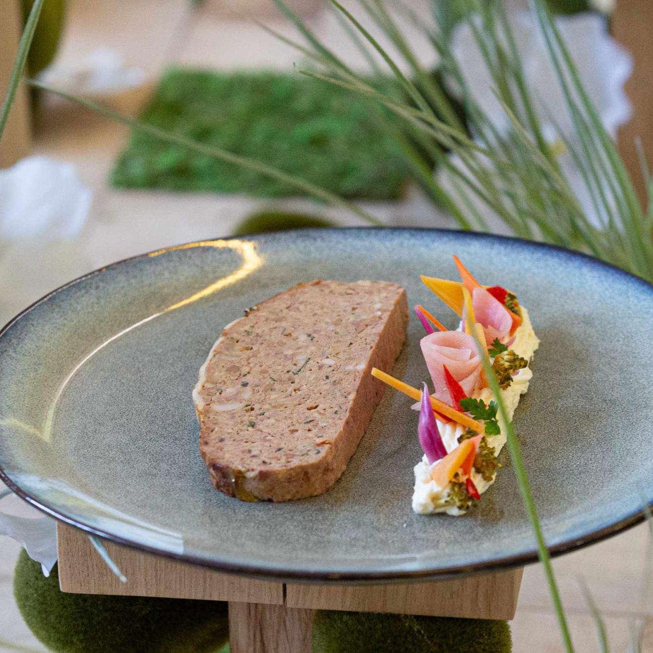 Pâté Grand-mère présenté sur une assiette