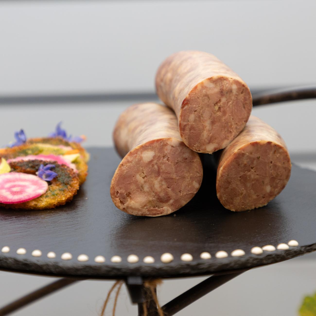 Saucisson de canard et de cochon sur un plateau rond